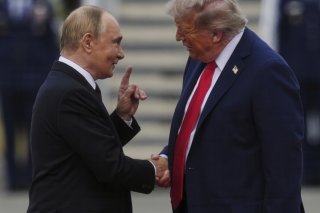 Donald Trump s'est entretenu plusieurs fois avec Vladimir Poutine et l'a même reçu à Anchorage le 15 août, mais sans aucun succès (archives). KEYSTONE/AP/Julia Demaree Nikhinson